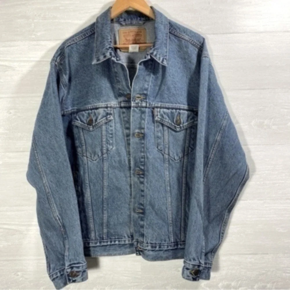 Vintage Levi’s Relaxed Fit Truckers denim Jacket Size L Color Blue